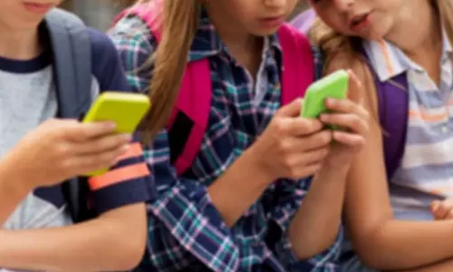 செல்போனால் இளைஞர்களுக்கு பக்கவாதம் ஏற்படும் அபாயம் - அமெரிக்க நரம்பியல் அகாடமி எச்சரிக்கை