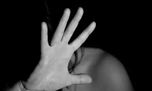 கூரியர் டெலிவர் முகவர் போன்று வீட்டிற்குள் நுழைந்து இளம் பெண்ணை பாலியல் வன்கொடுமை செய்த மர்ம நபர்..!