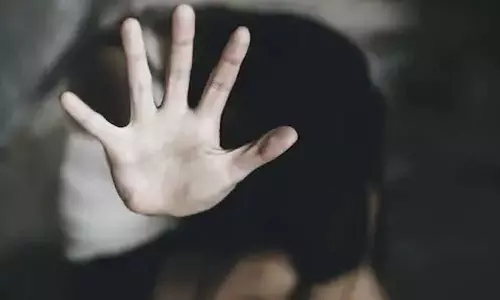 வேலியே பயிரை மேய்ந்த கொடூரம்: 11ஆம் வகுப்பு மாணவியை பாலியல் வன்கொடுமை செய்த போலீஸ் கான்ஸ்டபிள்