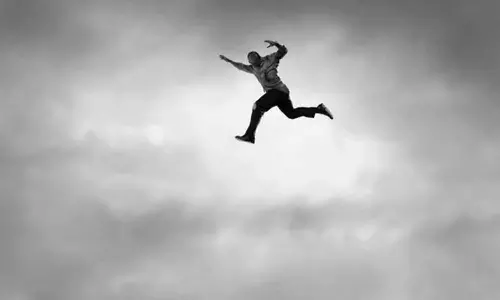 டியூசனுக்கு போகச் சொன்னதால், 50ஆவது மாடியில் இருந்து தற்கொலை செய்து கொண்ட நடிகையின் மகன்