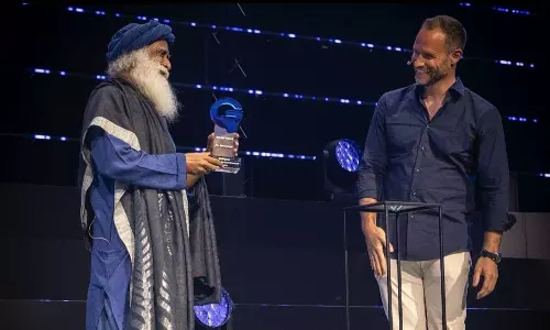 ஜெர்மனியில் சத்குருவிற்கு ப்ளூ டங் விருது