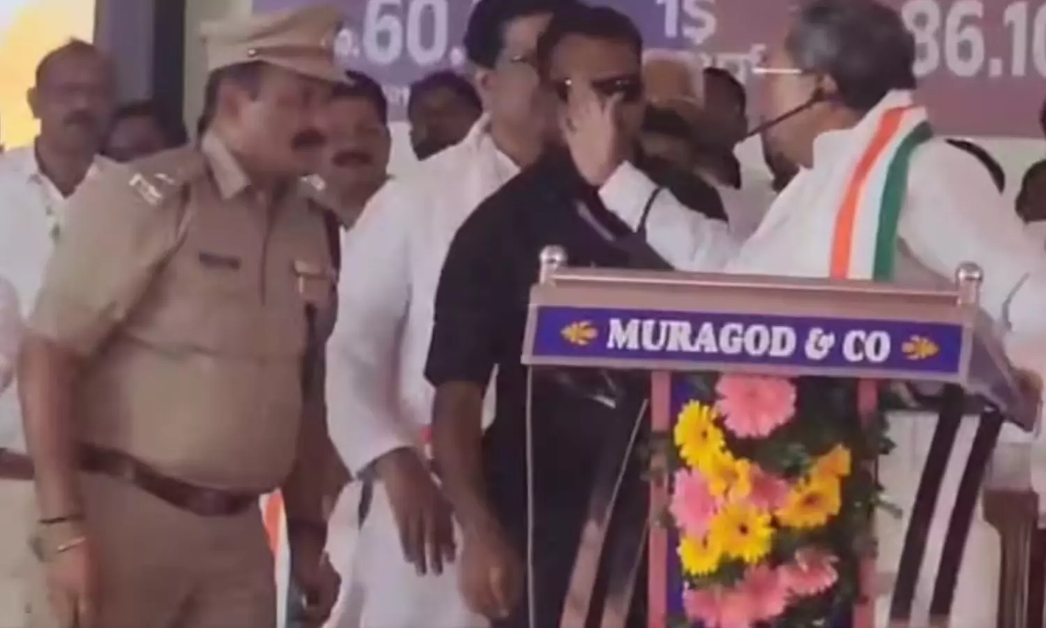 ஓங்கி அறைய வந்த சித்தராமையா.. அவமானப்பட்டதாக ஏ.சி.பி விருப்ப ஓய்வு - அடுத்த நடந்த திருப்பம் ஓங்கி அறைய வந்த சித்தராமையா.. அவமானப்பட்டதாக ஏ.சி.பி விருப்ப ஓய்வு - அடுத்த நடந்த திருப்பம்