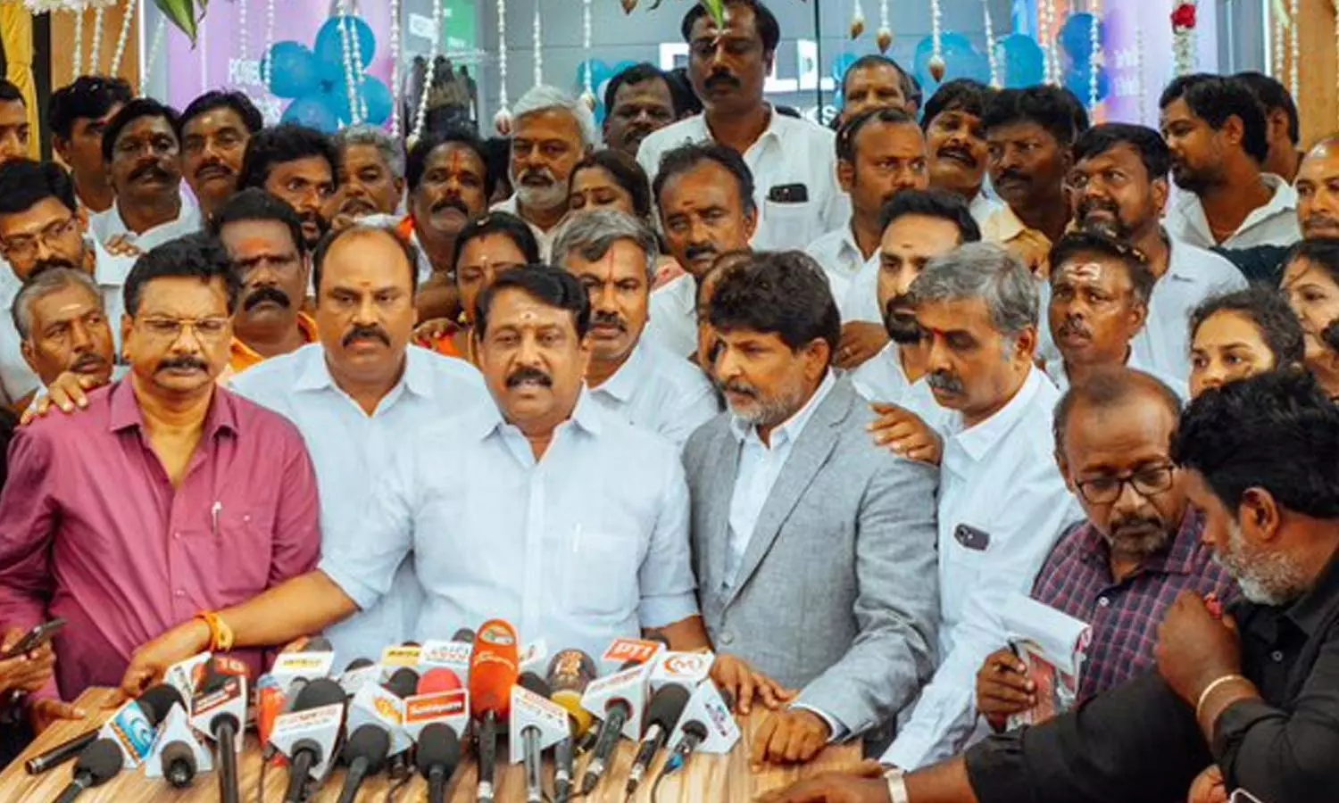 விஜயுடன் கூட்டணியா என்பதை பொறுத்திருந்து பாருங்கள்- நயினார் நாகேந்திரன் விஜயுடன் கூட்டணியா என்பதை பொறுத்திருந்து பாருங்கள்- நயினார் நாகேந்திரன்