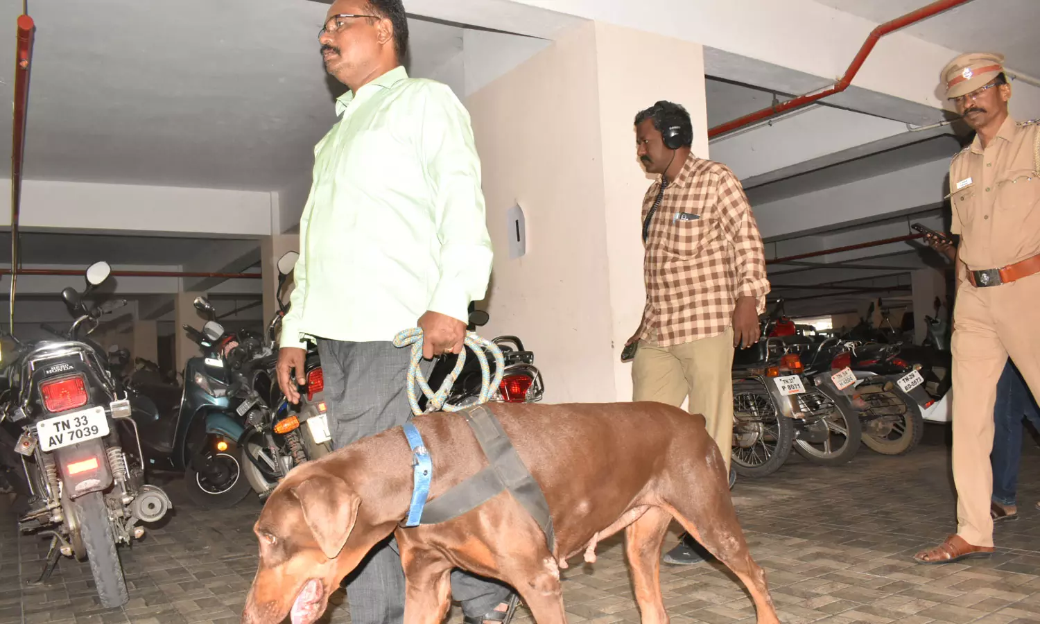 மிரட்டல் கடிதம் எதிரொலி - ஈரோடு கலெக்டர் அலுவலகத்தில் வெடிகுண்டு நிபுணர்கள் சோதனை