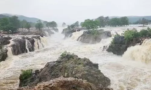 ஒகேனக்கல் காவிரி ஆற்றில் நீர்வரத்து மீண்டும் அதிகரிப்பு