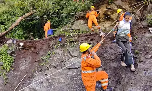 உத்தரகாண்டில் கனமழை: நிலச்சரிவால் கேதார்நாத் யாத்திரை நிறுத்தம்