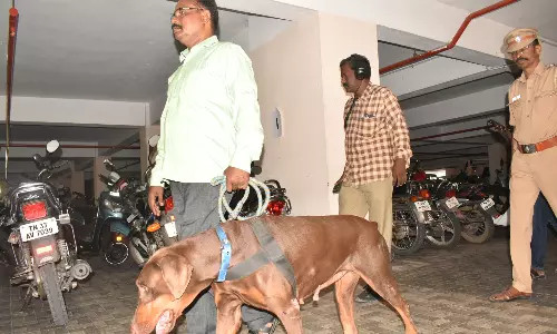 மிரட்டல் கடிதம் எதிரொலி - ஈரோடு கலெக்டர் அலுவலகத்தில் வெடிகுண்டு நிபுணர்கள் சோதனை