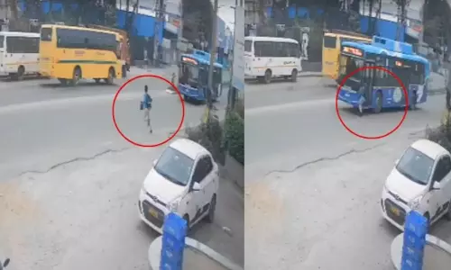 சாலையை கடக்க முயன்ற மாணவன் மீது மோதிய அரசுப் பேருந்து - பதறவைக்கும் வீடியோ