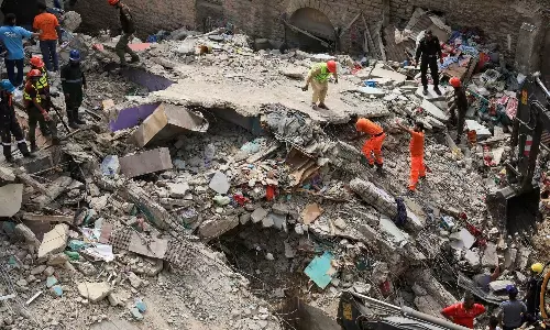 பாகிஸ்தான்: கராச்சியில் அடுக்குமாடி குடியிருப்பு கட்டிடம் இடிந்து விபத்து- 7 பேர் பலி