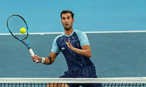 விம்பிள்டன் டென்னிஸ்: கலப்பு இரட்டையரில் 3வது சுற்றுக்கு முன்னேறியது யூகி பாம்ப்ரி ஜோடி