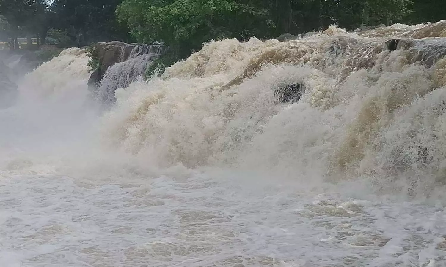 ஒகேனக்கல் காவிரி ஆற்றில் நீர்வரத்து 50,000 கன அடியாக அதிகரிப்பு ஒகேனக்கல் காவிரி ஆற்றில் நீர்வரத்து 50,000 கன அடியாக அதிகரிப்பு