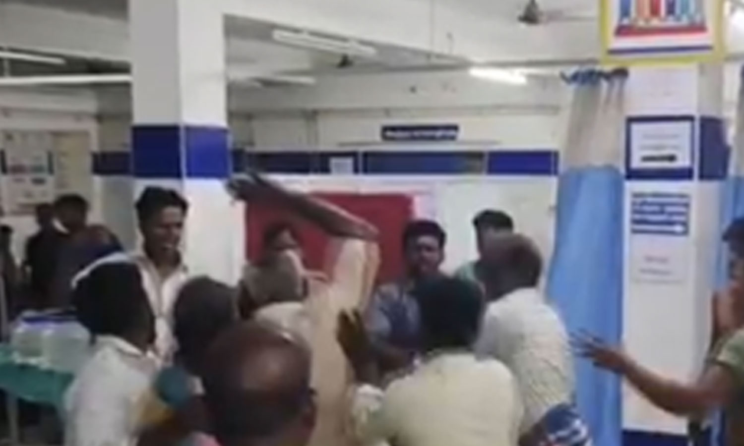 உளுந்தூர்பேட்டை அரசு மருத்துவமனையில் இருதரப்பினர் இடையே மோதல் உளுந்தூர்பேட்டை அரசு மருத்துவமனையில் இருதரப்பினர் இடையே மோதல்