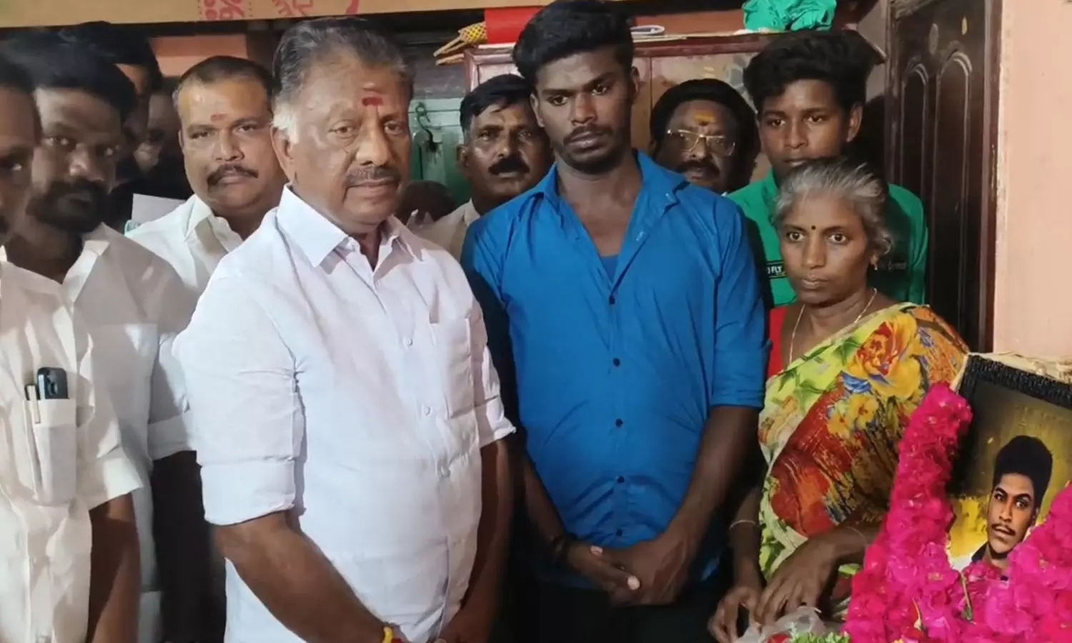அஜித்குமார் வீட்டிற்கு நேரில் சென்று ஆறுதல் தெரிவித்த ஓ.பி.எஸ். அஜித்குமார் வீட்டிற்கு நேரில் சென்று ஆறுதல் தெரிவித்த ஓ.பி.எஸ்.