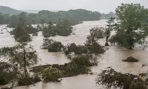 டெக்சாசில் கொட்டித் தீர்த்த கனமழை- வெள்ளத்தில் சிக்கி 24 பேர் பலி: 23 சிறுமிகள் மாயம்