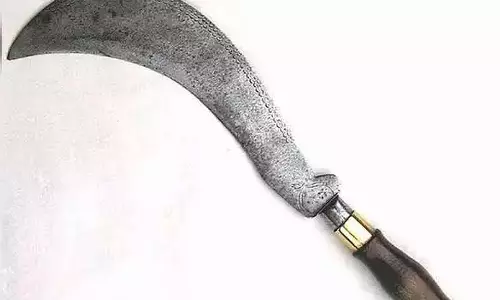 அரசு பள்ளிக்கு அரிவாளுடன் வந்த பிளஸ்-2 மாணவனால் பரபரப்பு: சக மாணவரை மிரட்டியதால் அதிர்ச்சி