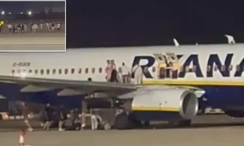 VIDEO: திடீரென ஒலித்த Fire Alarm.. பீதியில் விமானத்தின் இறக்கைகளில் இருந்து குதித்த பயணிகள்