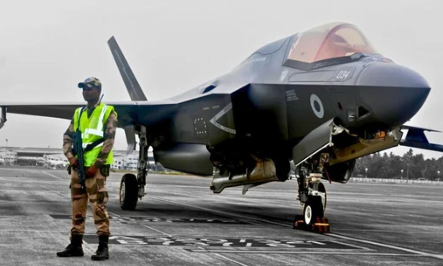 VIDEO: ஓடுபாதையில் இருந்து ஹேங்கருக்கு மாற்றப்பட்ட இங்கிலாந்தின் F35 போர் விமானம் - அடுத்தது என்ன? VIDEO: ஓடுபாதையில் இருந்து ஹேங்கருக்கு மாற்றப்பட்ட இங்கிலாந்தின் F35 போர் விமானம் - அடுத்தது என்ன?