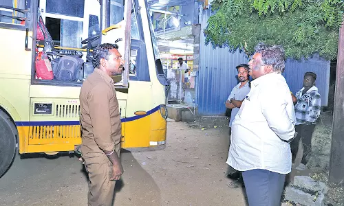 திடீர் ஆய்வில் ஈடுபட்ட அமைச்சர் சிவசங்கரை யார் என்று கேட்ட அரசு பஸ் டிரைவர், கண்டக்டர்