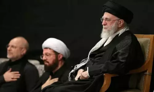 எங்களது தலைவருக்காகவே, நரம்புகளில் ரத்தம் பாய்கிறது - ஈரான் அரசு தலைவரை பார்த்து மக்கள் முழக்கம்