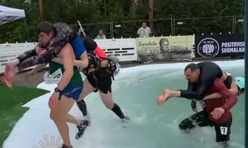 பின்லாந்தில் நடைபெற்ற மனைவிகளை கணவர்கள் சுமந்து செல்லும் வித்தியாசமான போட்டி