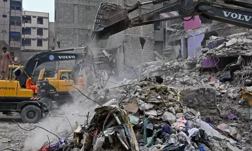 அடுக்குமாடி கட்டிடம் இடிந்து விபத்து- பலி எண்ணிக்கை 27ஆக உயர்வு