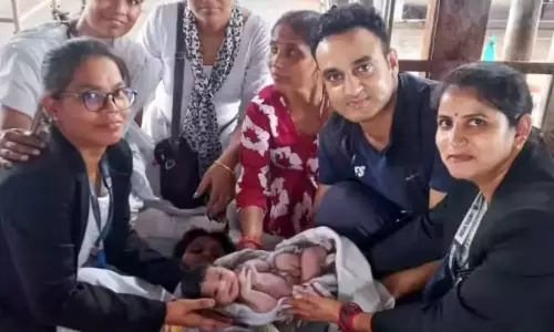 ரெயில் நிலையத்தில் கர்ப்பிணிக்கு பிரசவ வலி.. கத்தி, ஹேர் கிளிப்-உடன் பிரசவம் பார்த்த ராணுவ மருத்துவர்