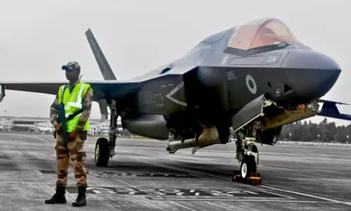 VIDEO: ஓடுபாதையில் இருந்து ஹேங்கருக்கு மாற்றப்பட்ட இங்கிலாந்தின் F35 போர் விமானம் - அடுத்தது என்ன?