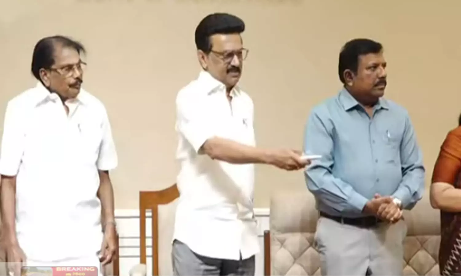 இலங்கை தமிழர் முகாம்களில் கட்டப்பட்ட 729 வீடுகளை திறந்து வைத்த முதல்வர் இலங்கை தமிழர் முகாம்களில் கட்டப்பட்ட 729 வீடுகளை திறந்து வைத்த முதல்வர்