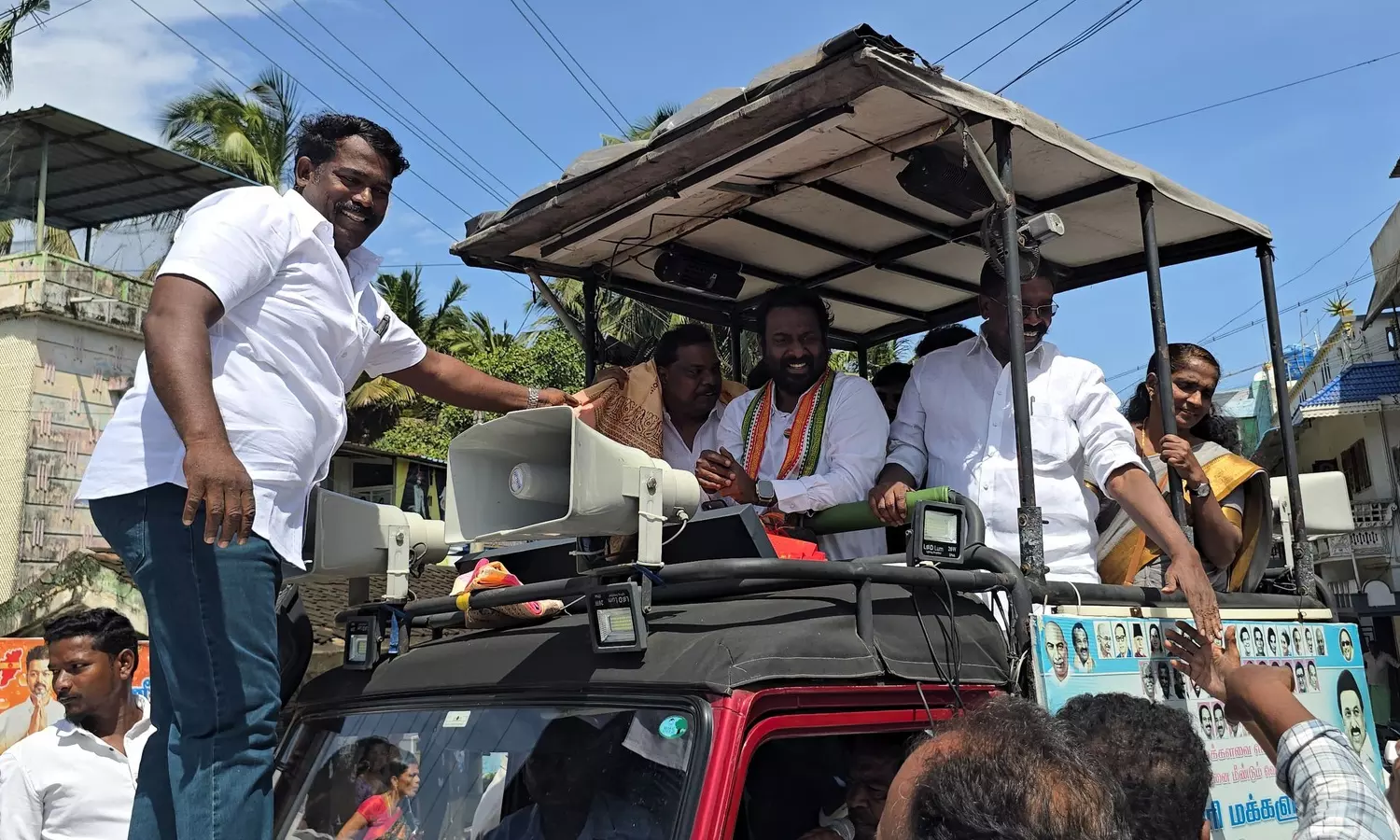 கடற்கரை கிராம மக்களை சந்தித்து குறைகளை கேட்டறிந்த காங்கிரஸ் எம்.பி. விஜய் வசந்த் கடற்கரை கிராம மக்களை சந்தித்து குறைகளை கேட்டறிந்த காங்கிரஸ் எம்.பி. விஜய் வசந்த்