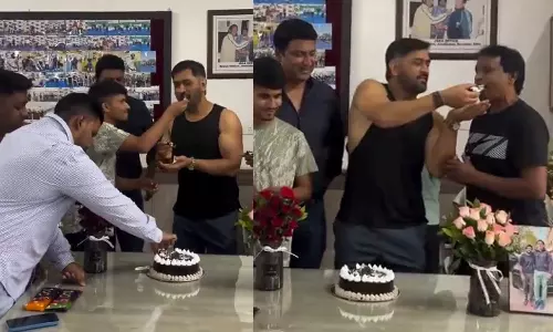 VIDEO: நண்பர்களுடன் கேக் வெட்டி பிறந்தநாள் கொண்டாடிய எம்.எஸ்.தோனி
