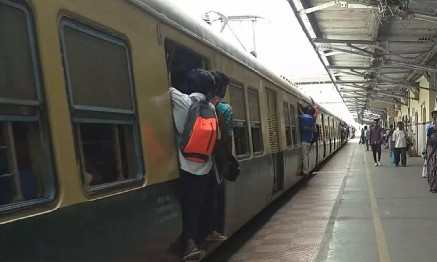 சென்டிரல்-கும்மிடிப்பூண்டி உள்பட 24 மின்சார ரெயில்கள் ரத்து