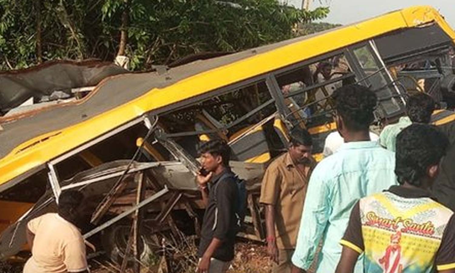 பள்ளி வேன் மீது ரெயில் மோதி விபத்து- ரூ.5 லட்சம் இழப்பீடு அறிவித்த தென்னக ரெயில்வே