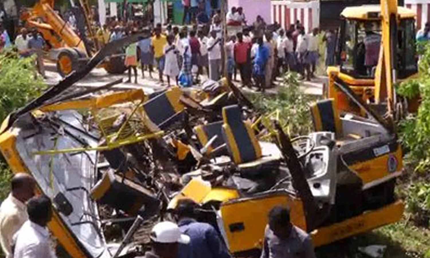 விபத்து நடந்த போது ரெயில்வே கேட் மூடப்படவில்லை- நேரில் பார்த்த பயணி அதிர்ச்சி தகவல்