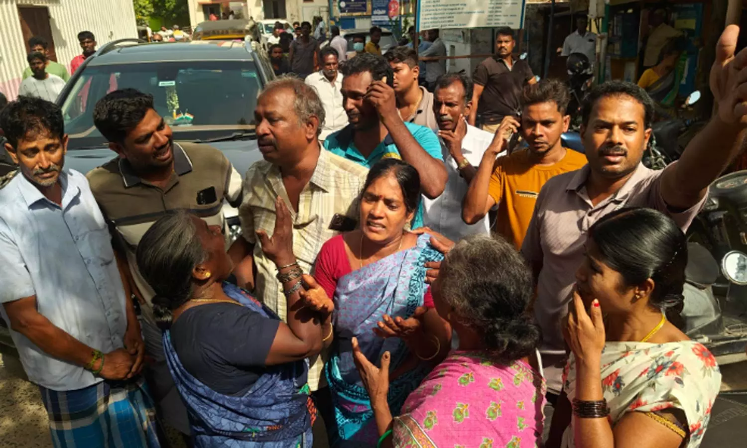 கதறி அழும் பெற்றோர்