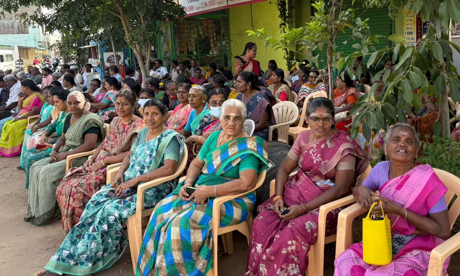 பாறைக்குழியில் குப்பைகள் கொட்டுவதை கண்டித்து திருப்பூர் நெருப்பெரிச்சலில் பொதுமக்கள் விடிய, விடிய போராட்டம்