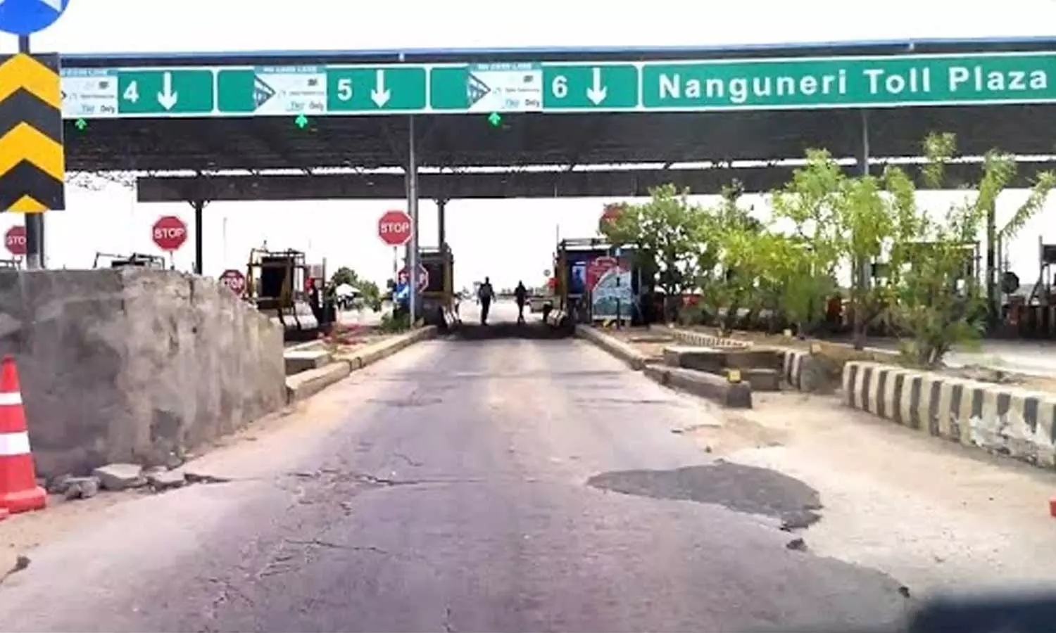 276 கோடி ரூபாய் நிலுவை: 4 சுங்கச் சாவடிகளில் அரசுப் பேருந்துகளுக்கு தடை 276 கோடி ரூபாய் நிலுவை: 4 சுங்கச் சாவடிகளில் அரசுப் பேருந்துகளுக்கு தடை