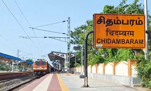 பள்ளி வேன் மீது ரெயில் மோதிய விபத்து எதிரொலி - ரெயில்கள் நடுவழியில் நிறுத்தம்