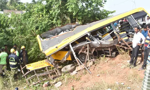 பள்ளி வேன் மீது ரெயில் மோதிய விபத்தில் நடந்தது என்ன?- தென்னக ரெயில்வே விளக்கம்