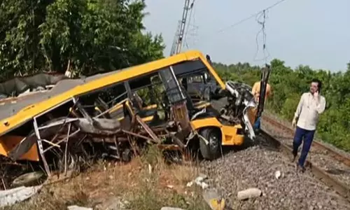 பள்ளி வேன் மீது ரெயில் மோதி விபத்து- சம்பவ இடத்திற்கு விரைந்த அமைச்சர்கள்