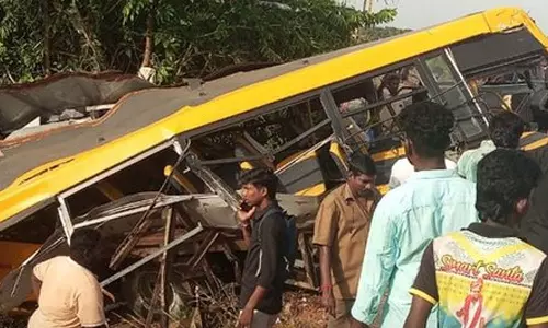 பள்ளி வேன் மீது ரெயில் மோதிய விபத்தில் அக்கா, தம்பி உயிரிழந்த சோகம்- முழு விவரம்