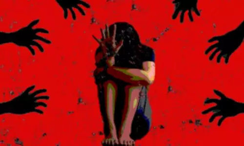 கணவரிடம் கோபித்துக் கொண்டு ரெயில் நிலையம் சென்ற பெண்: கூட்டு பாலியல் வன்கொடுமைக்கு ஆளான கொடூரம்