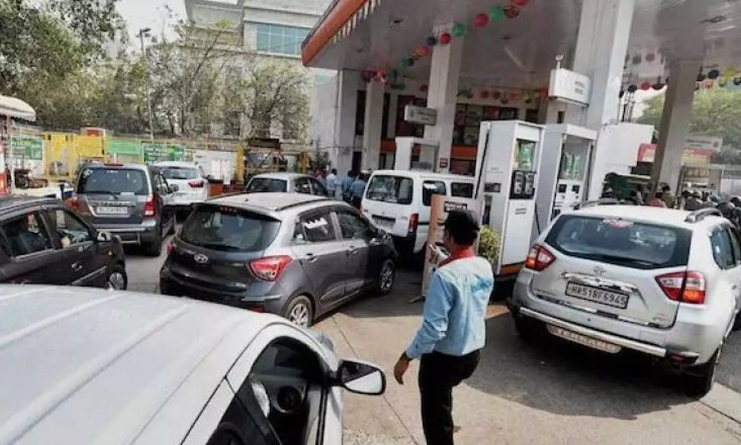 நவம்பர் 1 முதல் டெல்லியில் மீண்டும் பழைய வாகனங்களுக்கு எரிபொருள் விற்பனை செய்ய தடை