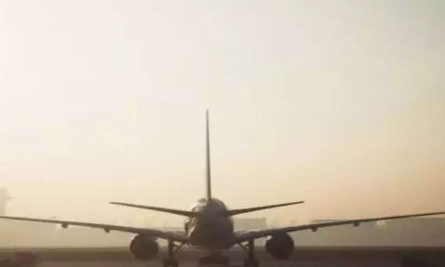 என் லேப்டாப்பே ஒரு வெடிகுண்டு தான்... விமானத்தில் பரபரப்பை கிளப்பிய பயணி