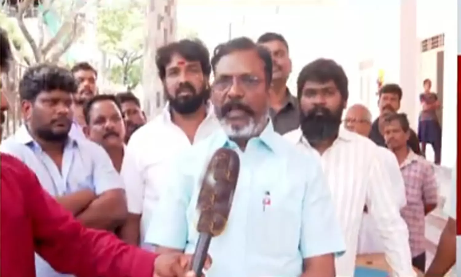 அ.தி.மு.க. தோழமை கட்சி என்பதால்தான் பா.ஜ.க. கூட்டணி குறித்து விமர்சிக்கிறோம்- திருமாவளவன் அ.தி.மு.க. தோழமை கட்சி என்பதால்தான் பா.ஜ.க. கூட்டணி குறித்து விமர்சிக்கிறோம்- திருமாவளவன்