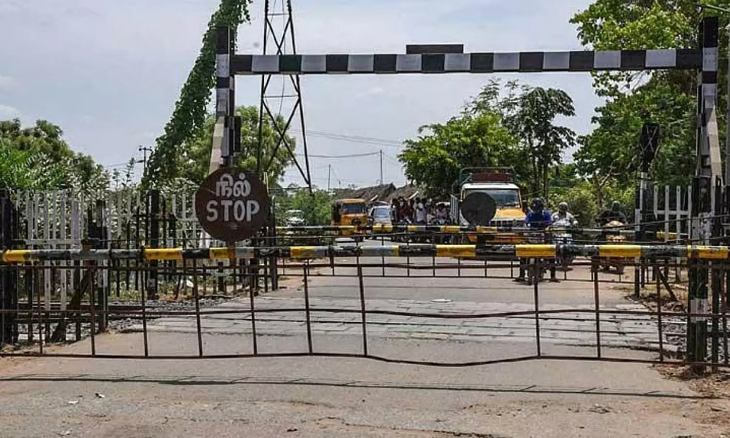 ரெயில்வே கேட்களில் சிசிடிவி கட்டாயம்: விபத்துகளை தவிர்க்க புது வழிமுறைகளை வெளியிட்ட ரெயில்வே ரெயில்வே கேட்களில் சிசிடிவி கட்டாயம்: விபத்துகளை தவிர்க்க புது வழிமுறைகளை வெளியிட்ட ரெயில்வே