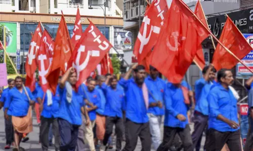 புதுச்சேரியில்  தொழிற்சங்கங்கள் சார்பில் வேலைநிறுத்தம் தொடங்கியது