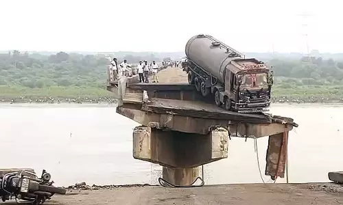 குஜராத்தில் பாலம் இடிந்து விழுந்து விபத்து - 10 பேர் உயிரிழப்பு