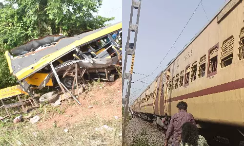 பள்ளி வேன் மீது ரெயில் மோதி 3 மாணவர்கள் பலி - 13 பேர் நேரில் ஆஜராக சம்மன்