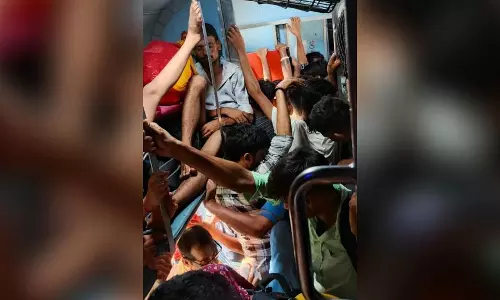 டிக்கெட் எடுக்காமல் ரெயிலின் ஸ்லீப்பர் பெட்டியில் பயணிக்கும் பொதுமக்கள் - பயணி புகார்