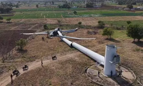 காற்றின் வேகத்தால் உடைந்து விழுந்த காற்றாலை எந்திரம்